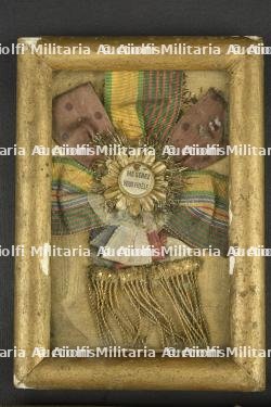 Lot de 2 cadres avec insignes 141e RIA, DIM, plaque de casque Adrian et breloques de conscrits — miniature 4