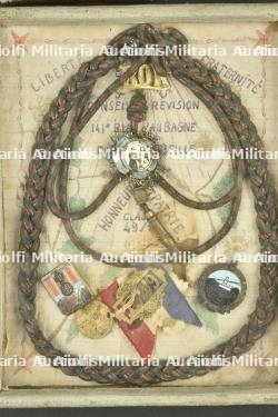Lot de 2 cadres avec insignes 141e RIA, DIM, plaque de casque Adrian et breloques de conscrits — photo 5