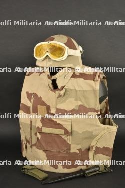 Casque français F1 et gilet pare éclats camouflage désert, lunettes et baïonnette Famas