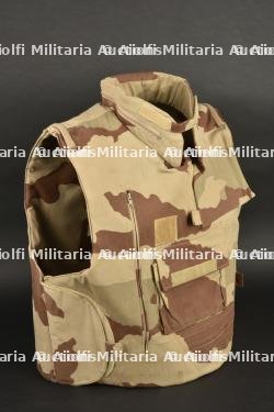Casque français F1 et gilet pare éclats camouflage désert, lunettes et baïonnette Famas — miniature 10