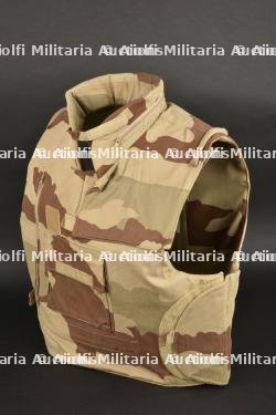 Casque français F1 et gilet pare éclats camouflage désert, lunettes et baïonnette Famas — photo 17