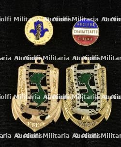 2 insignes Service Social Cinéma Forces Terrestre en Extreme Orient et 2 boutonnières