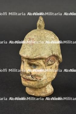 Tête de marionnette avec casque à pointe