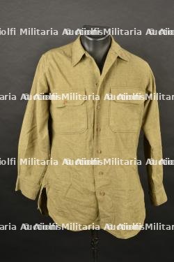 Chemise moutarde.