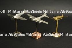 Lot de 2 modèles d'avions anglais Hurricane et un quadrimoteur en bronze et en aluminium