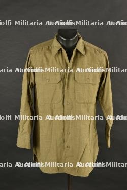 Chemise moutarde.
