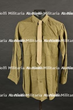 Chemise moutarde.