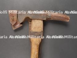 Pic hache allemand avec son harnais cuir. German Pickaxe with Leather Harness — miniature 2