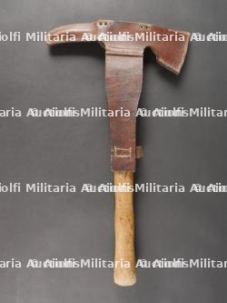 Pic hache allemand avec son harnais cuir. German Pickaxe with Leather Harness — miniature 3