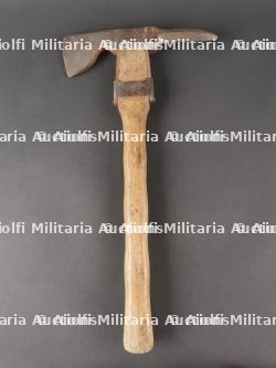 Pic hache allemand avec son harnais cuir. German Pickaxe with Leather Harness — miniature 7