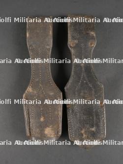 Lot de 2 goussets porte-baïonnette allemands pour baïonnettes 98-05. Lot of Two German Bayonet Frogs for 98/05 Bayonets — miniature 2