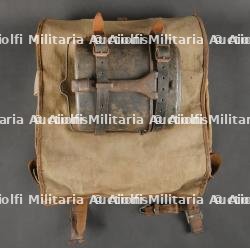 Tornister avec sangles, gamelle et housse de piquets de tente. German Tornister with Straps, Mess Tin, and Tent Peg Cover