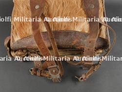 Tornister avec sangles, gamelle et housse de piquets de tente. German Tornister with Straps, Mess Tin, and Tent Peg Cover — miniature 4