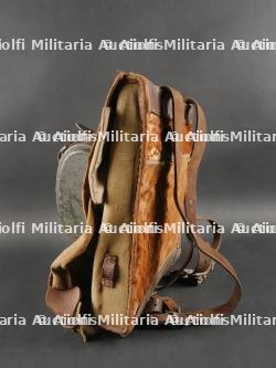 Tornister avec sangles, gamelle et housse de piquets de tente. German Tornister with Straps, Mess Tin, and Tent Peg Cover — miniature 6