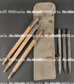 Piquets de tente avec leur housse en toile feldgrau. German Tent Pegs with Field-Grey Canvas Cover