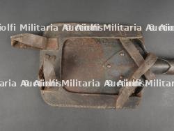 Porte pelle allemand avec pelle droite. German Entrenching Tool with Straight Blade and Carrier — miniature 2