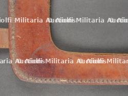 Beau porte pelle allemand en cuir fauve. Fine German Entrenching Tool Carrier in Light Brown Leather — miniature 2