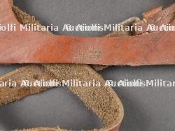 Beau porte pelle allemand en cuir fauve. Fine German Entrenching Tool Carrier in Light Brown Leather — miniature 3