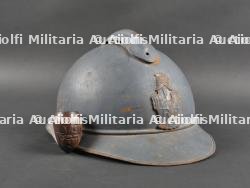 Casque Adrian avec impact et pipe du sous-lieutenant Paul Delsarte du 4e Génie tombé à Verdun. Adrian Helmet with Impact and Pipe of Second Lieutenant Paul Delsarte, 4th Engineers, Fallen at Verdun