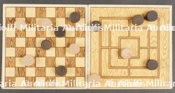 Jeu de pions de tranchée allemand avec croix de fer sur le couvercle. German Trench Game Set with Iron Cross on Lid — miniature 3