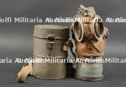 Masque anti-gaz allemand Lederschutzmaske avec filtre anti-arsine dans un superbe boîtier. German Gas Mask Lederschutzmaske with Arsine Filter in Superb Canister