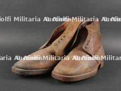 Paire de brodequins français cloutés modèle 1917. Pair of French Hobnailed Boots, Model 1917