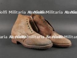 Paire de brodequins français cloutés modèle 1917. Pair of French Hobnailed Boots, Model 1917 — miniature 2