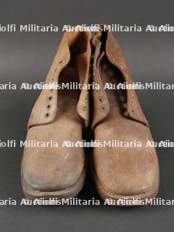 Paire de brodequins français cloutés modèle 1917. Pair of French Hobnailed Boots, Model 1917 — miniature 3