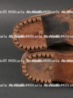Paire de brodequins français cloutés modèle 1917. Pair of French Hobnailed Boots, Model 1917 — photo 6