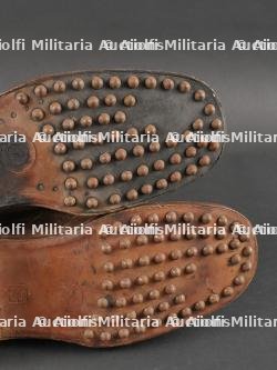 Paire de brodequins français cloutés modèle 1917. Pair of French Hobnailed Boots, Model 1917 — miniature 7