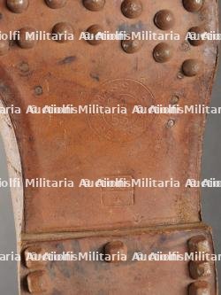 Paire de brodequins français cloutés modèle 1917. Pair of French Hobnailed Boots, Model 1917 — miniature 9
