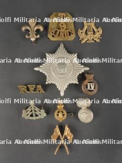 Lot d'insignes anglais et empire britannique dont le T-9-KINGS. Lot of British and Empire Insignia Including the T-9-KINGS Title