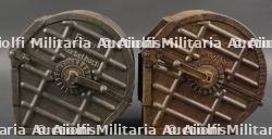Paire de tambours de MG08-15 dans leur caisse. Pair of MG08/15 Drum Magazines with Carrying Crate — miniature 11