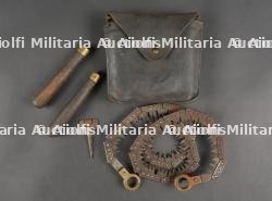 Scie articulée anglaise dans son étui cuir. British Folding Saw in Leather Case