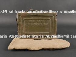Caisse US et gant de mitrailleur