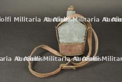 Bidon français de cavalerie avec housse bleu horizon. French cavalry canteen with horizon blue cover. — photo 1