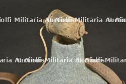 Bidon français de cavalerie avec housse bleu horizon. French cavalry canteen with horizon blue cover. — miniature 4