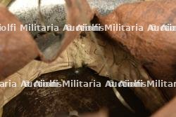 Casque modèle 1913 du 4e hussards avec pipe artisanale, provenance Loos en Gohelle. M1913 helmet of the 4th Hussars with handmade pipe from Loos-en-Gohelle. — miniature 2