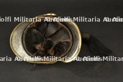 Casque modèle 1913 du 4e hussards avec pipe artisanale, provenance Loos en Gohelle. M1913 helmet of the 4th Hussars with handmade pipe from Loos-en-Gohelle. — miniature 4