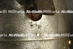Casque modèle 1913 du 4e hussards avec pipe artisanale, provenance Loos en Gohelle. M1913 helmet of the 4th Hussars with handmade pipe from Loos-en-Gohelle. — miniature 5