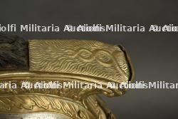 Casque modèle 1913 du 4e hussards avec pipe artisanale, provenance Loos en Gohelle. M1913 helmet of the 4th Hussars with handmade pipe from Loos-en-Gohelle. — photo 7