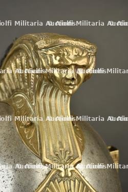 Casque modèle 1913 du 4e hussards avec pipe artisanale, provenance Loos en Gohelle. M1913 helmet of the 4th Hussars with handmade pipe from Loos-en-Gohelle. — photo 13