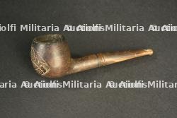 Casque modèle 1913 du 4e hussards avec pipe artisanale, provenance Loos en Gohelle. M1913 helmet of the 4th Hussars with handmade pipe from Loos-en-Gohelle. — photo 18