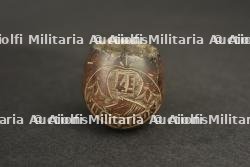 Casque modèle 1913 du 4e hussards avec pipe artisanale, provenance Loos en Gohelle. M1913 helmet of the 4th Hussars with handmade pipe from Loos-en-Gohelle. — miniature 19