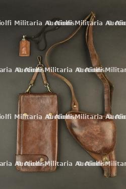 Etui de revolver, sifflet et porte cartes d'officiers francais. French officers revolver holster, whistle and map case. — photo 1