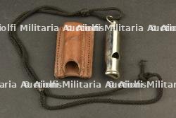 Etui de revolver, sifflet et porte cartes d'officiers francais. French officers revolver holster, whistle and map case. — miniature 2