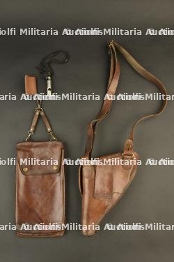 Etui de revolver, sifflet et porte cartes d'officiers francais. French officers revolver holster, whistle and map case. — photo 5