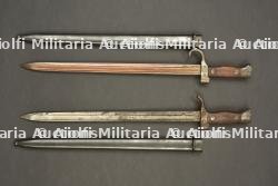 Lot de 2 épées baionnettes Berthier M1892. Lot of 2 French Berthier M1892 sword bayonets.