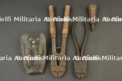 Pinces coupantes francaises et tournevis. French wire cutters and screwdriver. — miniature 4