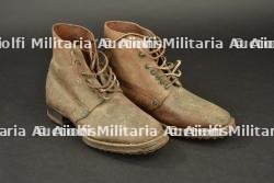 Paire de brodequins français modèle 1917. Pair of French M1917 ankle boots.